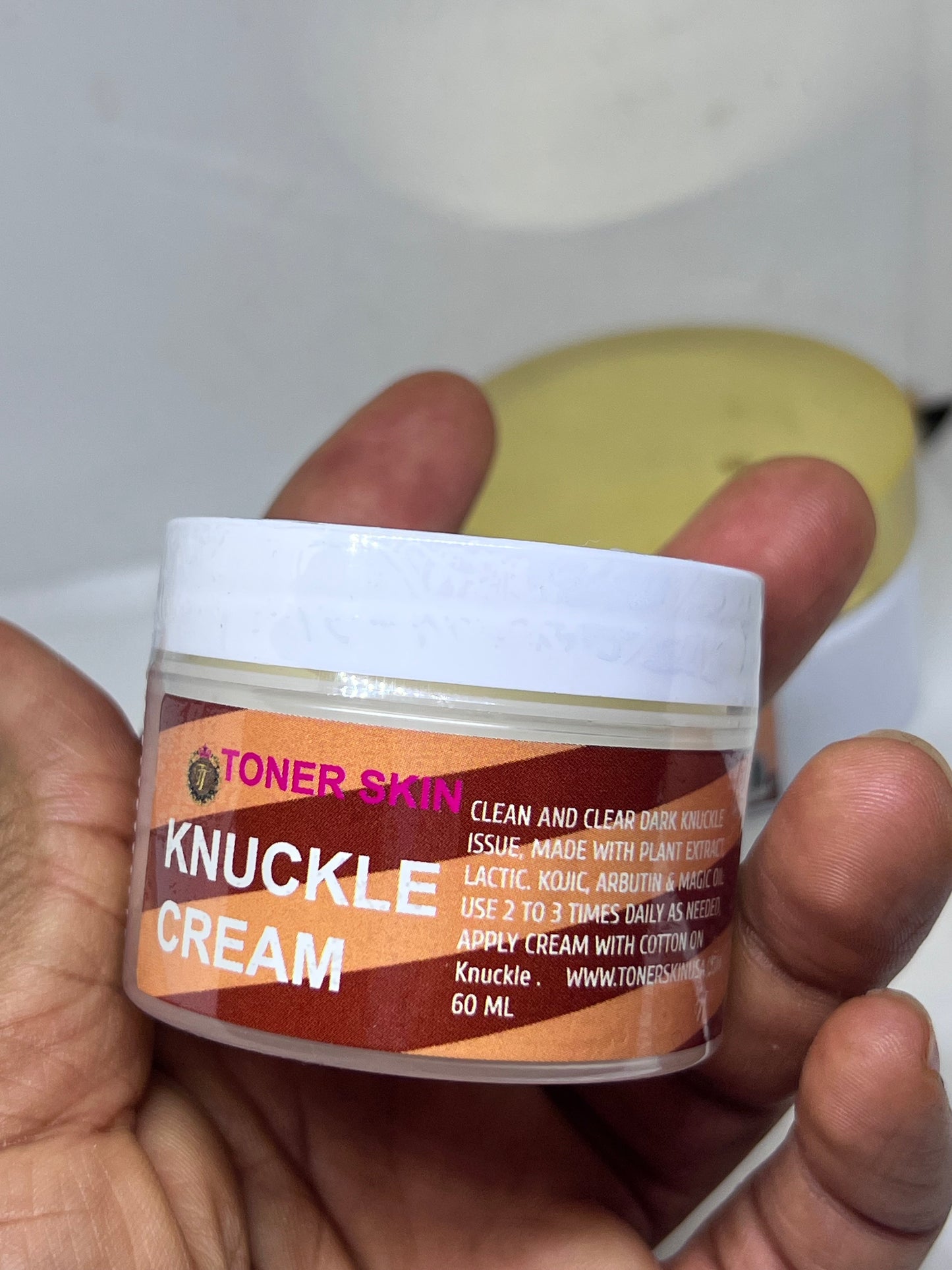 Dark kuckle cream and serum scrub