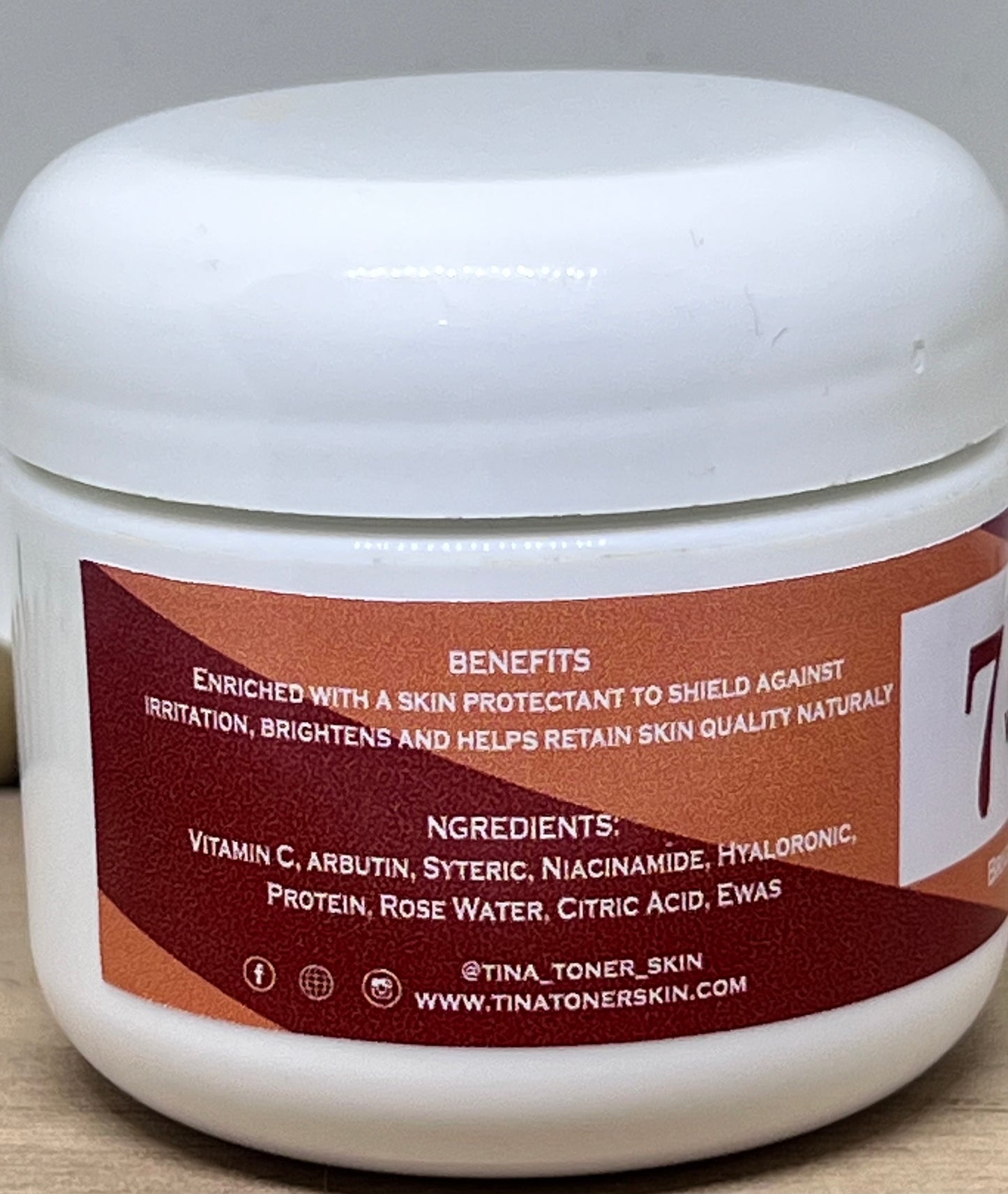 7 Days White Brightening Moisturizer (gold container )