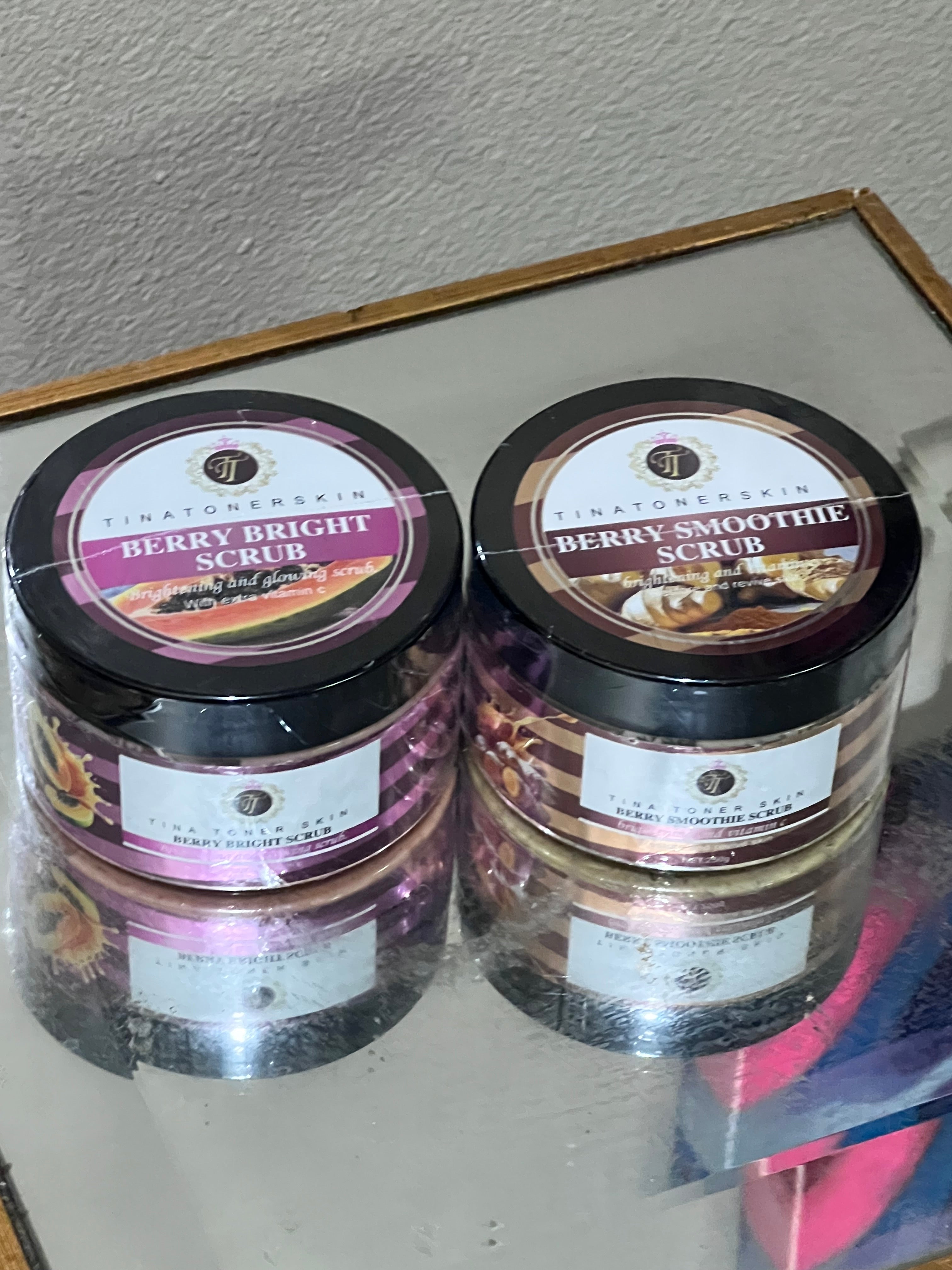 BERRY BRIGHT SCRUB   WITH PAPAYA AND TOMATOES scrub