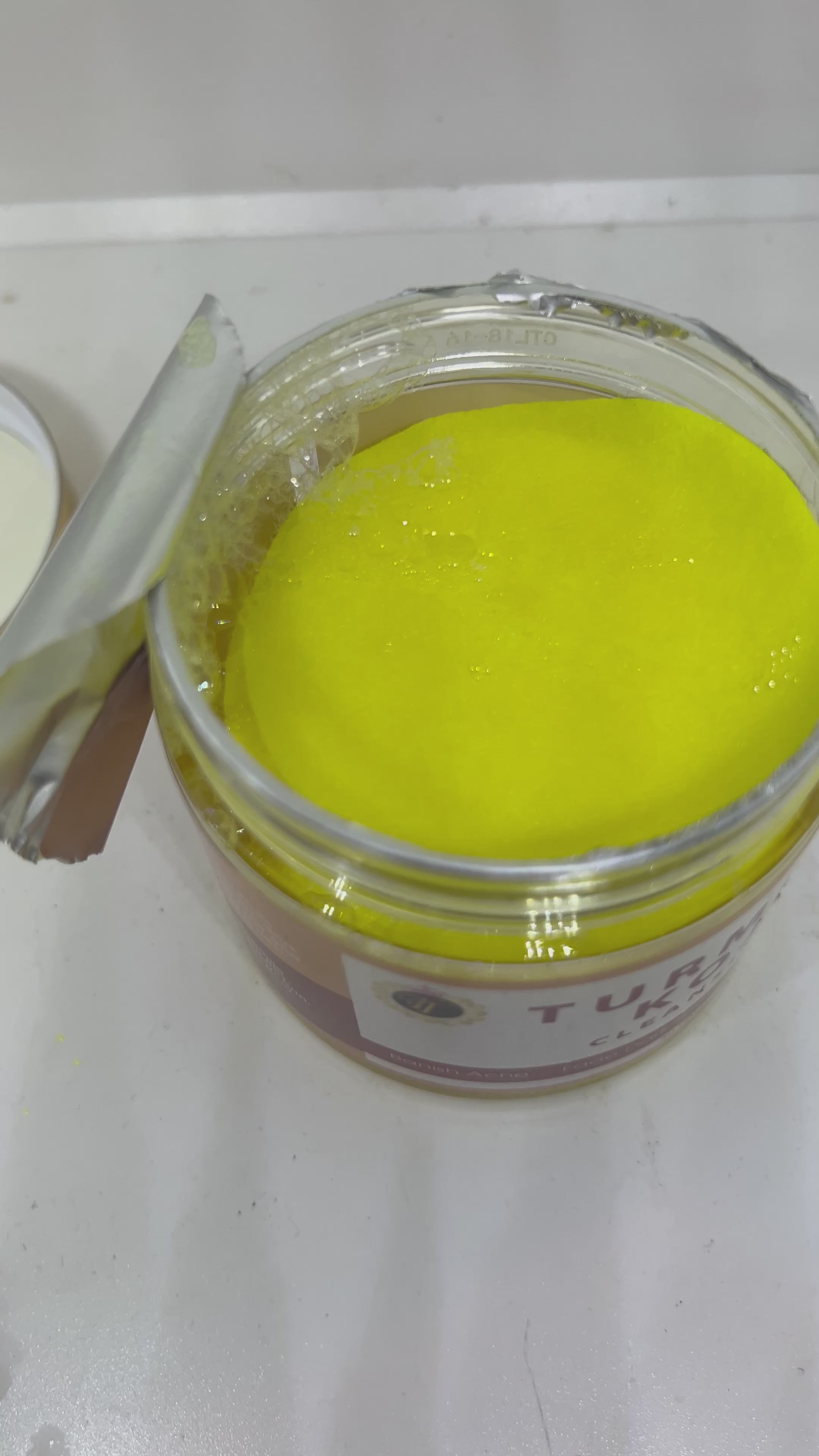 Turmeric Kojic Acid
Exfoliating Cleansing
Pads